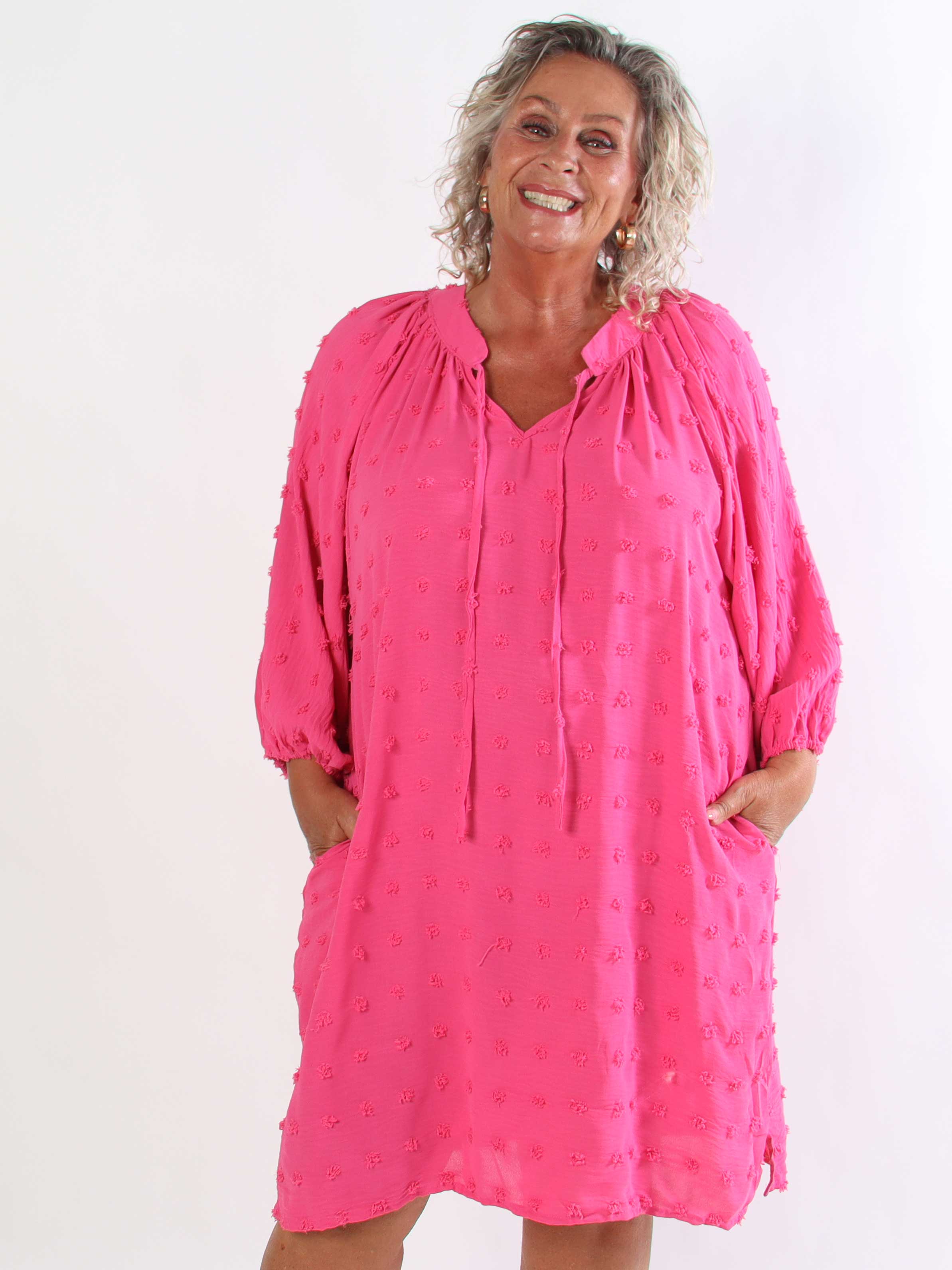 Amidala Romantic - Plus size klänning i viskos med vackra ballongärmar och prickiga detaljer